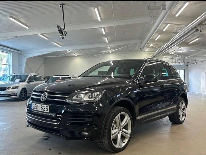 Svart Begagnad 2013 VW Touareg R-line SUV | 137 000 kr (Marknadspris) - Bild 1/4