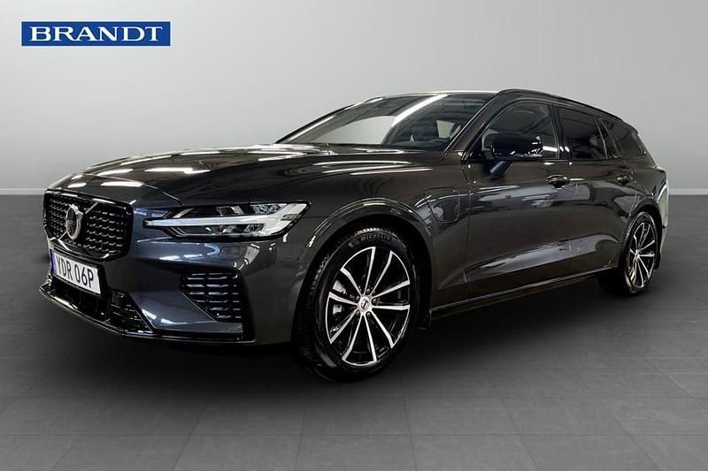 Grå Begagnad 2025 Volvo V60 Plus Kombi | 499 900 kr (Marknadspris) - Bild 1/4