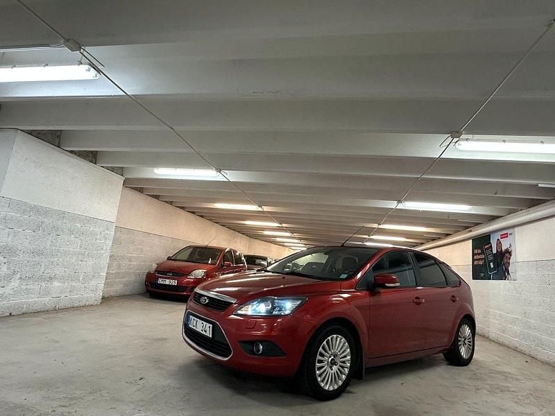 Orange Begagnad 2009 Ford Focus Titanium Halvkombi | 49 900 kr (Lite dyr) - Bild 1/4