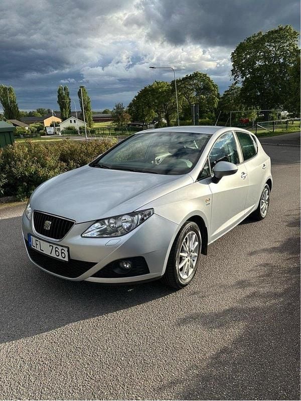 Silver Begagnad 2011 Seat Ibiza Style Halvkombi | 46 500 kr (Marknadspris) - Bild 1/4