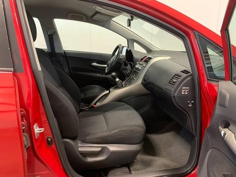 Begagnad Toyota Auris 124 HK (91 kW) 2008 Röd Halvkombi