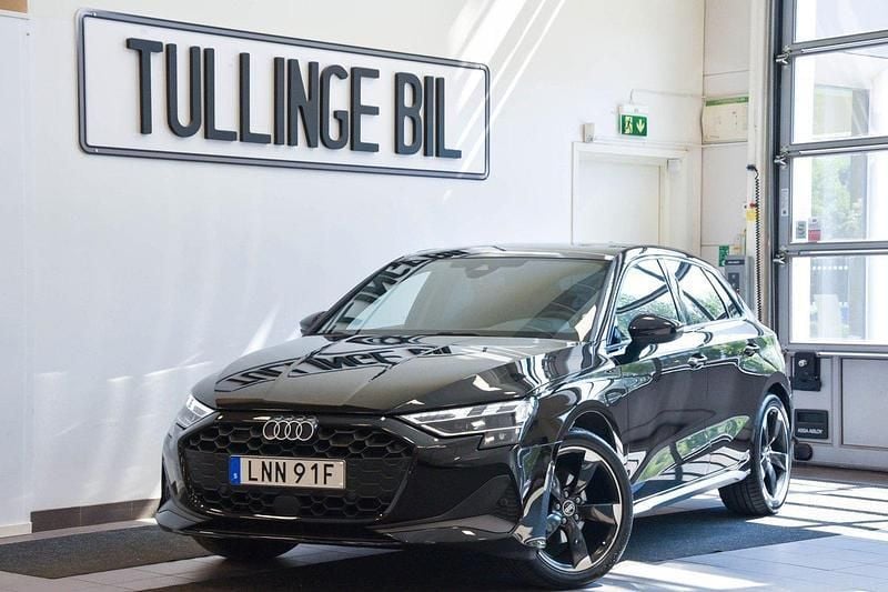 Svart Begagnad 2024 Audi A3 Sportback Advanced Halvkombi | 319 900 kr (Lite dyr) - Bild 1/4