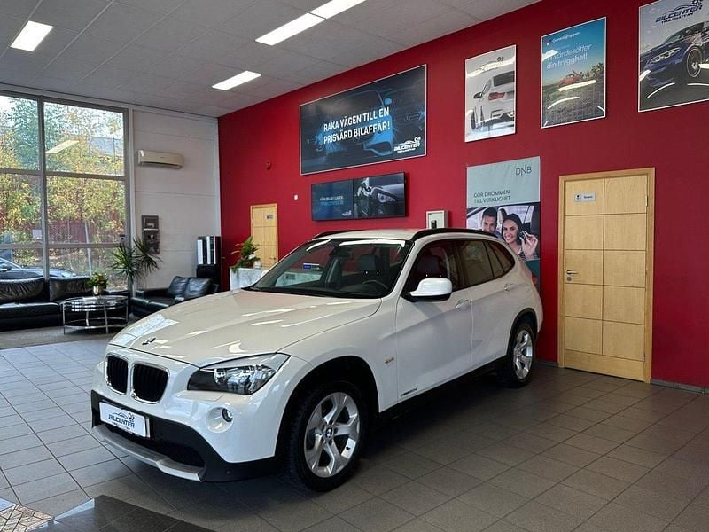 Vit Begagnad 2011 BMW X1 Sport Line SUV | 99 500 kr (Bra pris) - Bild 1/4