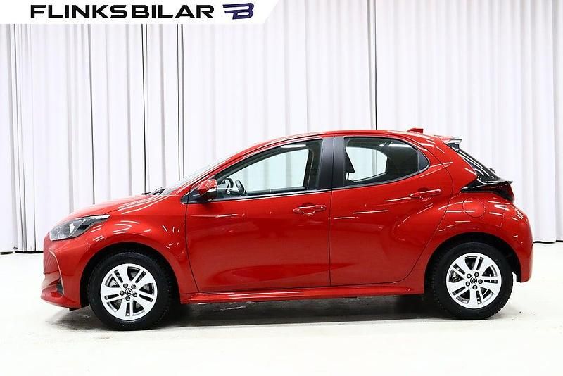 Röd Begagnad 2023 Mazda 2 Halvkombi | 208 750 kr (Marknadspris) - Bild 1/4