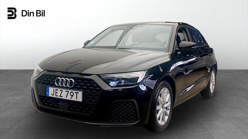 Mytsvart metallic Begagnad 2022 Audi A1 Sportback Proline Halvkombi | 219 000 kr (Marknadspris) - Bild 1/4
