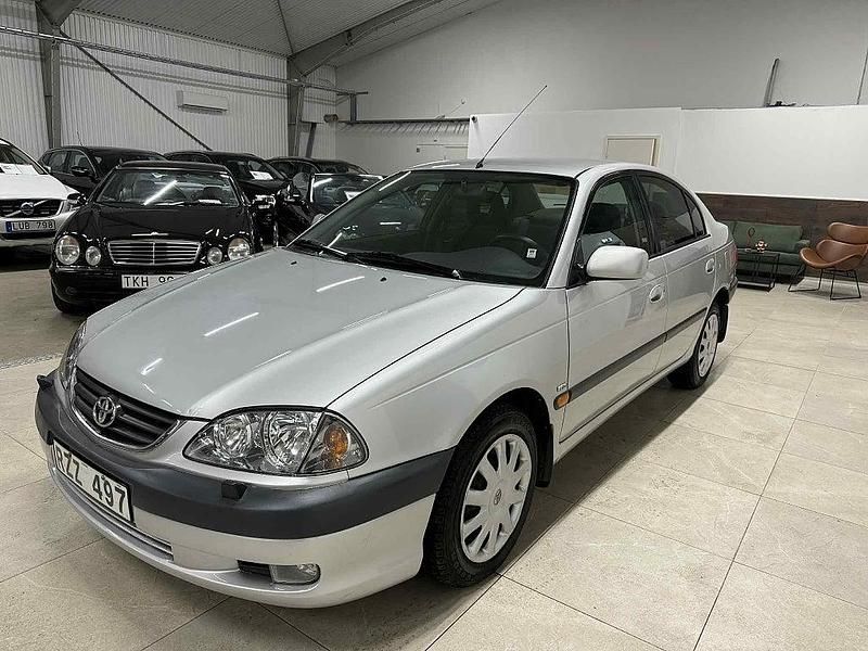 Begagnad Toyota Avensis 129 HK (94 kW) 2000 Ljusgrå Sedan