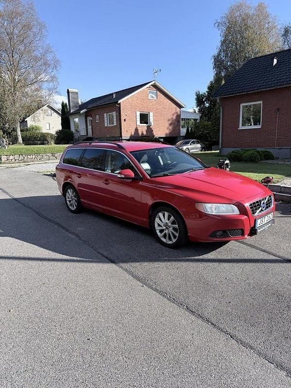 Röd Begagnad 2010 Volvo V70 Momentum Kombi | 45 000 kr (Marknadspris) - Bild 1/4