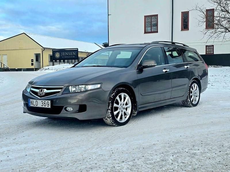 Grå Begagnad 2007 Honda Accord Executive Kombi | 74 900 kr (Marknadspris) - Bild 1/4