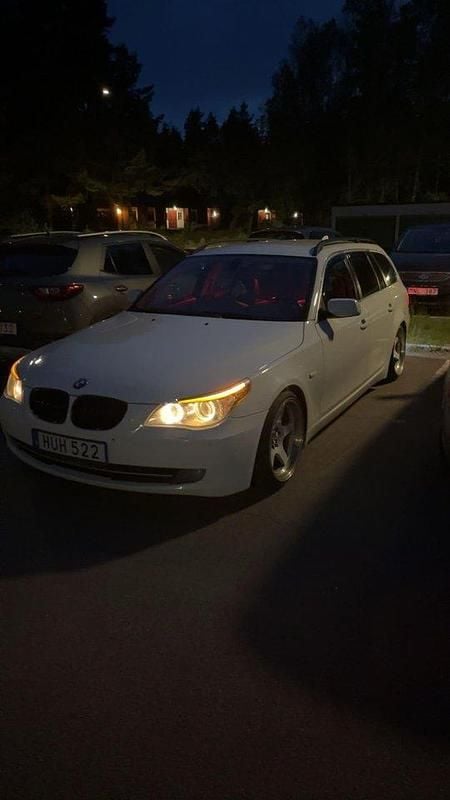 Vit Begagnad 2009 BMW 520 Kombi | 70 000 kr (Dyr) - Bild 1/4