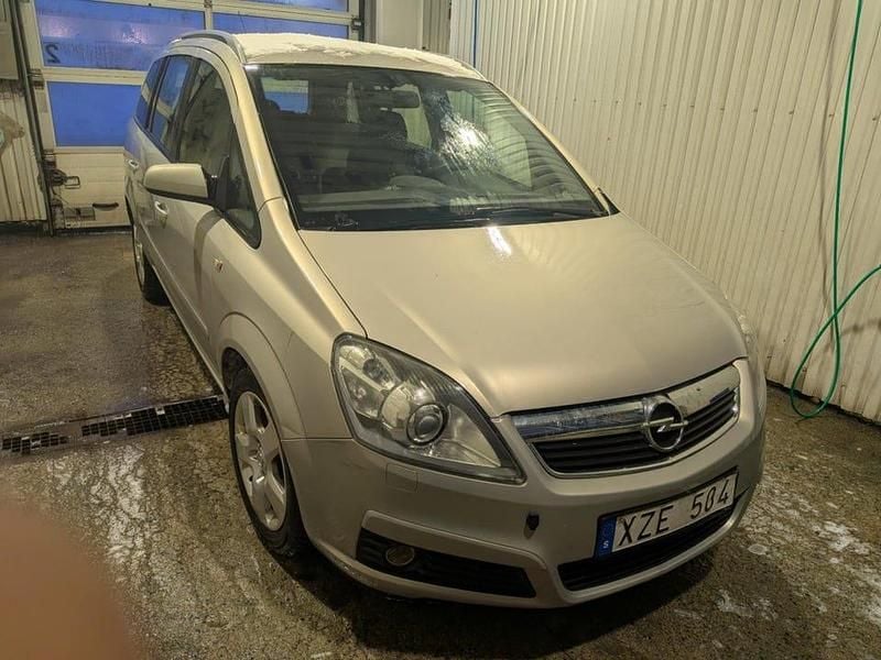 Begagnad Opel Zafira 140 HK (102 kW) 2006 Beige/grå Minibuss