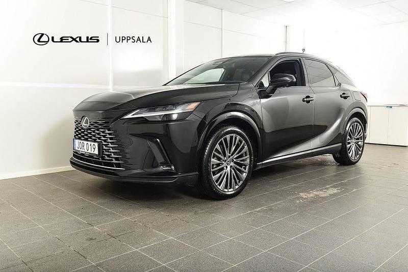 Svartmetallic Begagnad 2023 Lexus RX450h+ Luxury Line Sedan | 699 900 kr (Bra pris) - Bild 1/4
