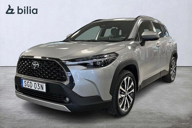 Silver Begagnad 2024 Toyota Corolla Cross Plus SUV | 399 800 kr (Marknadspris) - Bild 1/3