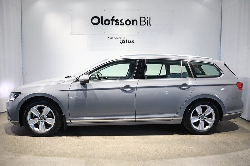 Grå Begagnad 2023 VW Passat Kombi | 359 000 kr (Marknadspris) - Bild 1/4