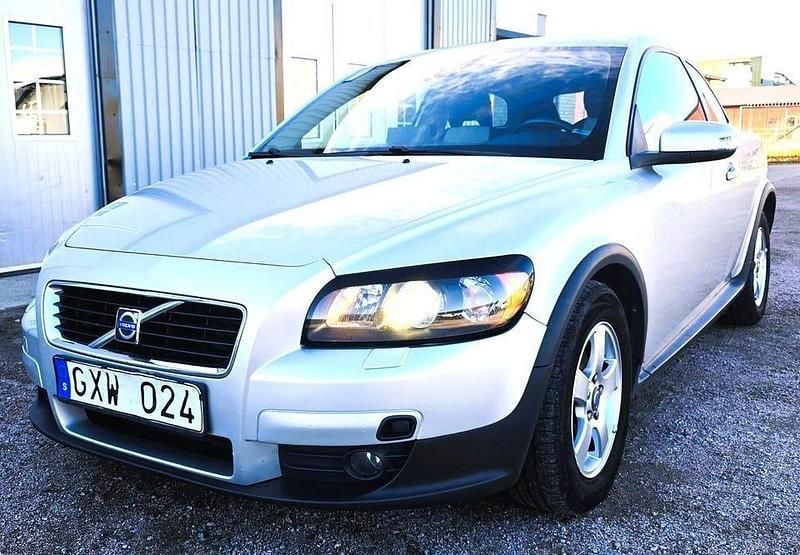 Ljusgrå (grå) Begagnad 2008 Volvo C30 Momentum Halvkombi | 39 500 kr (Marknadspris) - Bild 1/4