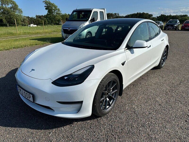 Vit Begagnad 2023 Tesla Model 3 Long Range Sedan | 349 900 kr (Marknadspris) - Bild 1/4