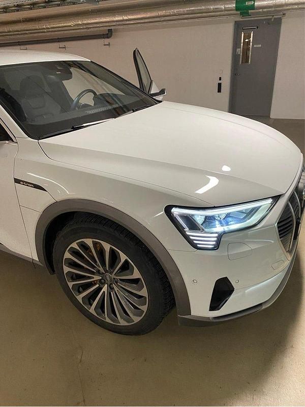 Vit Begagnad 2020 Audi e-tron Sportback SUV | 349 000 kr (Marknadspris) - Bild 1/4