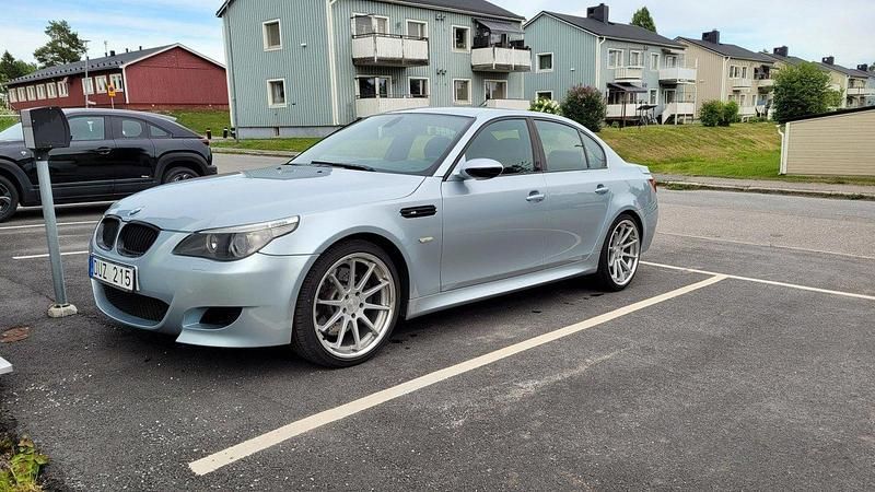 Blå Begagnad 2006 BMW M5 Sedan | 369 000 kr - Bild 1/4