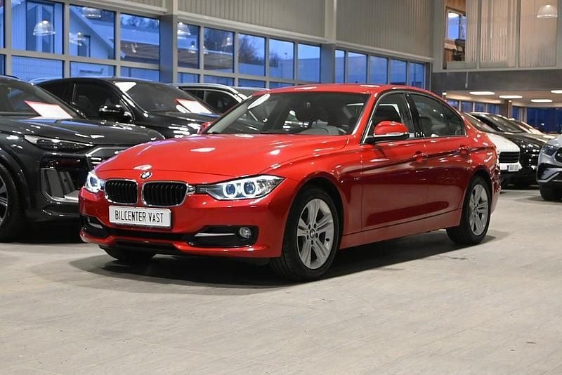 Melbourne röd metallic Begagnad 2013 BMW 320 Sport Line Sedan | 169 000 kr (Marknadspris) - Bild 1/4