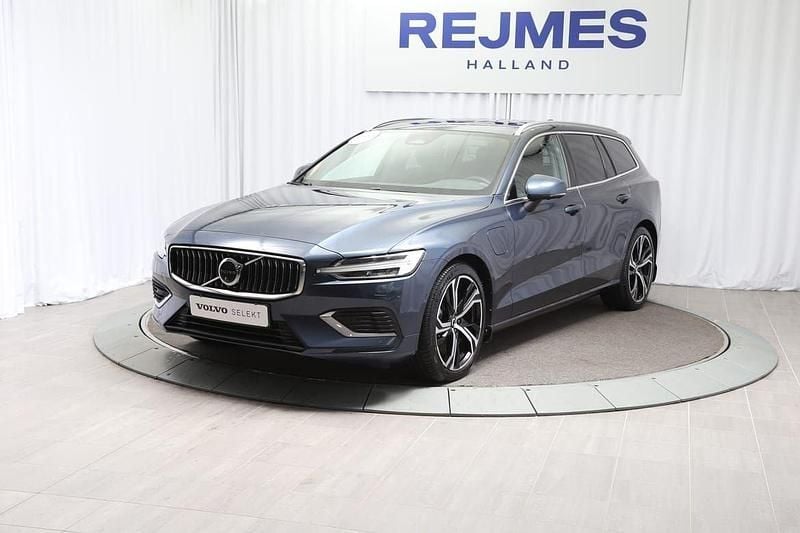 Mörkblå Begagnad 2024 Volvo V60 Plus Kombi | 549 500 kr (Dyr) - Bild 1/4