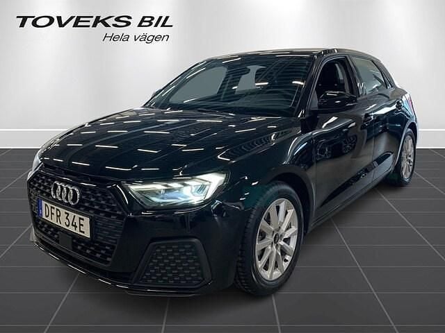 Grå (manhattangrå metallic) Begagnad 2024 Audi A1 Sportback Proline Halvkombi | 239 900 kr (Marknadspris) - Bild 1/4