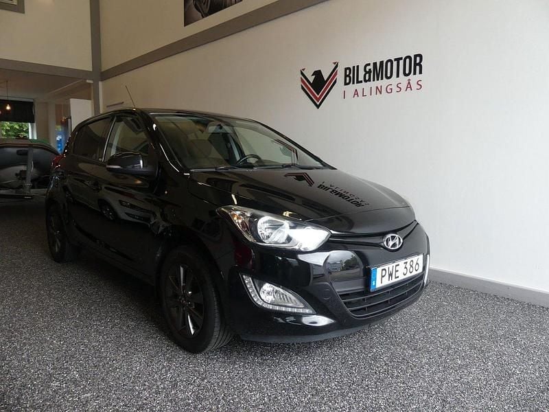 Svart Begagnad 2015 Hyundai i20 Select Halvkombi | 52 900 kr (Marknadspris) - Bild 1/4