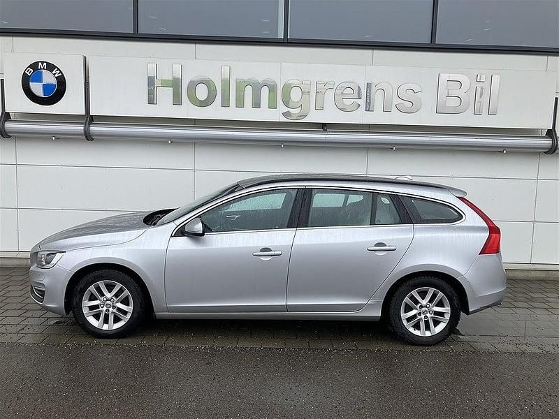 Begagnad Volvo V60 Momentum 190 HK (139 kW) 2017 Silver Kombi