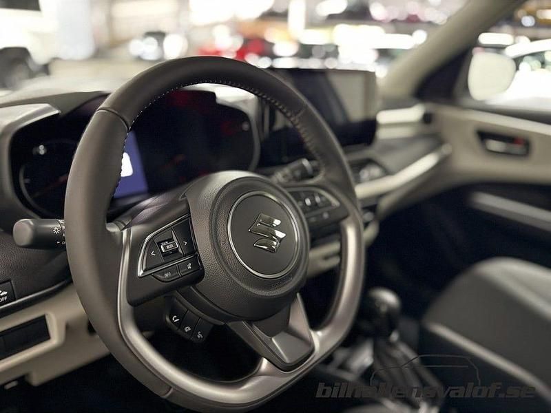 Ny Suzuki Swift 83 HK (61 kW) 2025 Vit Halvkombi