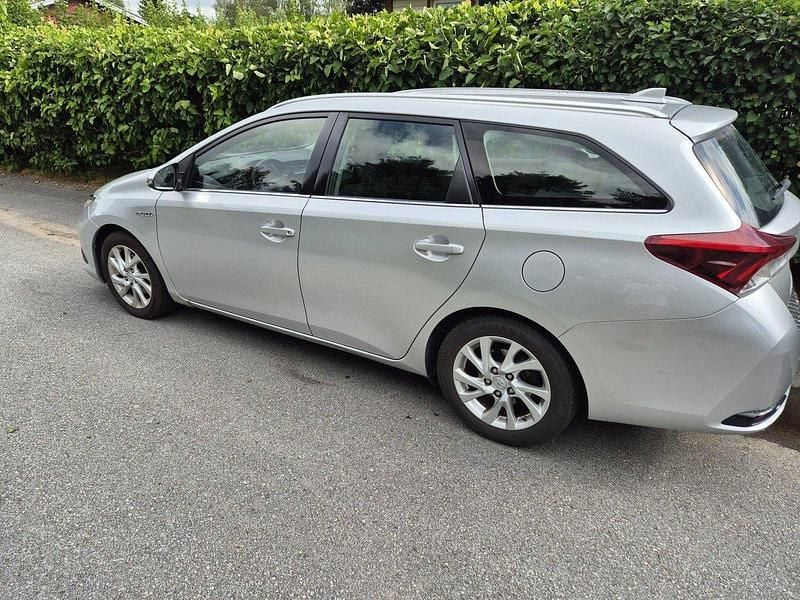 Silver Begagnad 2017 Toyota Auris Touring Sports Active Kombi | 140 000 kr (Marknadspris) - Bild 1/3