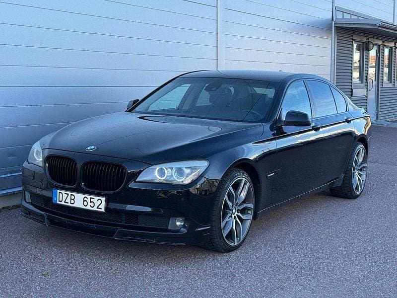 Svart Begagnad 2011 BMW 730 Sedan | 134 900 kr - Bild 1/4