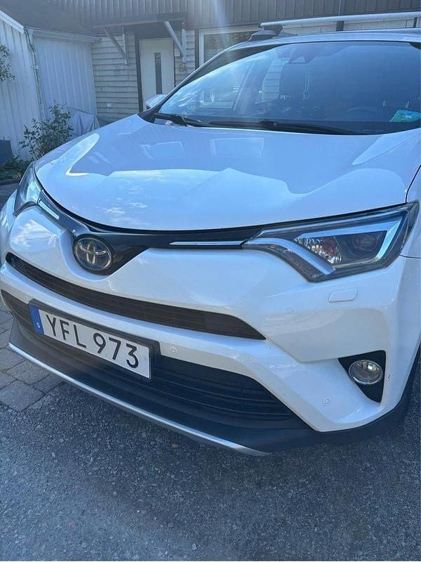 Vit Begagnad 2016 Toyota RAV4 Hybrid SUV | 199 000 kr (Marknadspris) - Bild 1/4