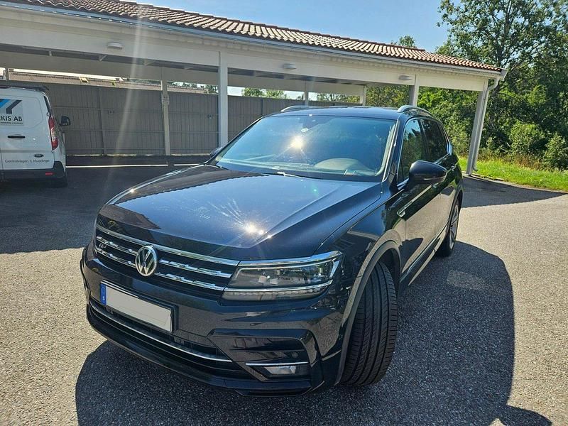 Svart Begagnad 2020 VW Tiguan Allspace R-line SUV | 321 000 kr (Marknadspris) - Bild 1/4