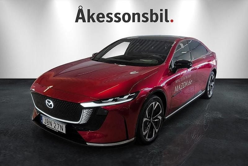 Soul red metallic Ny 2025 Mazda 6e Takumi-Line Sedan | 509 900 kr (Dyr) - Bild 1/4