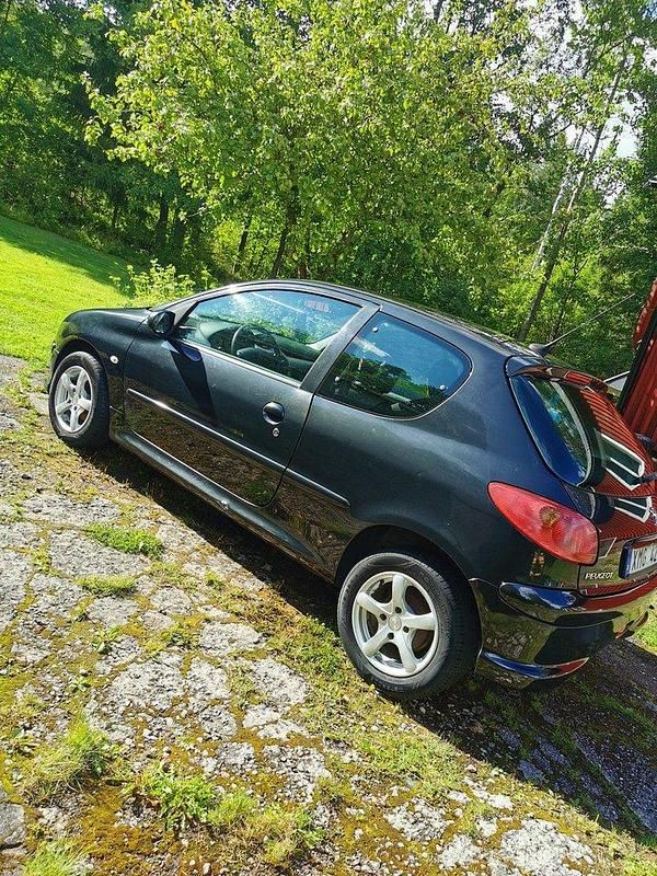 Svart Begagnad 2006 Peugeot 206 Halvkombi | 25 000 kr (Marknadspris) - Bild 1/4