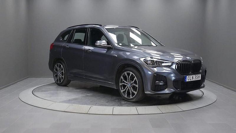 Grå Begagnad 2022 BMW X1 M Sport SUV | 349 000 kr (Dyr) - Bild 1/4