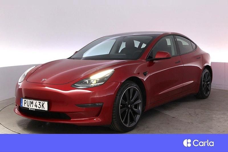 Röd Begagnad 2021 Tesla Model 3 Long Range AWD Sedan | 309 900 kr (Dyr) - Bild 1/4