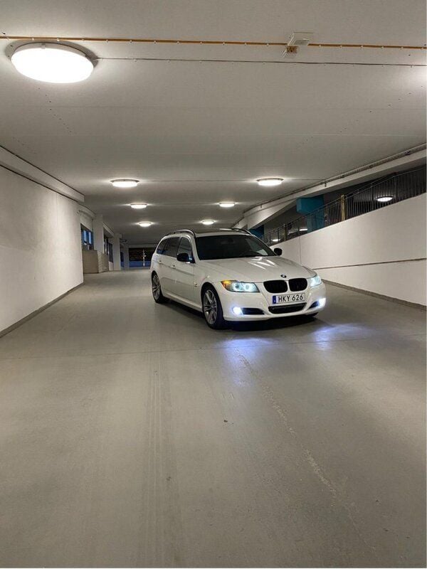 Vit Begagnad 2010 BMW 330 Comfort Edition Kombi | 90 000 kr (Bra pris) - Bild 1/4
