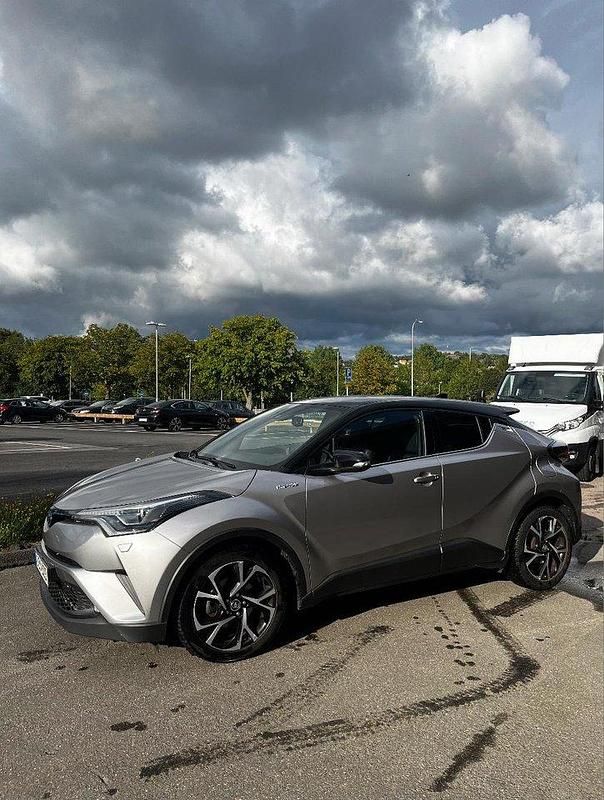 Grå Begagnad 2019 Toyota C-HR Edition SUV | 200 000 kr (Marknadspris) - Bild 1/4