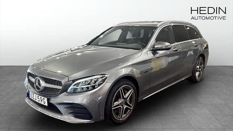 Grå (grey) Begagnad 2021 Mercedes C300e AMG Kombi | 299 900 kr (Superpris) - Bild 1/4