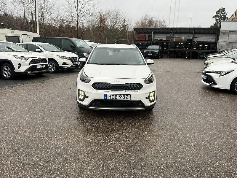 Vit Begagnad 2021 Kia Niro Advance SUV | 164 900 kr (Marknadspris) - Bild 1/4