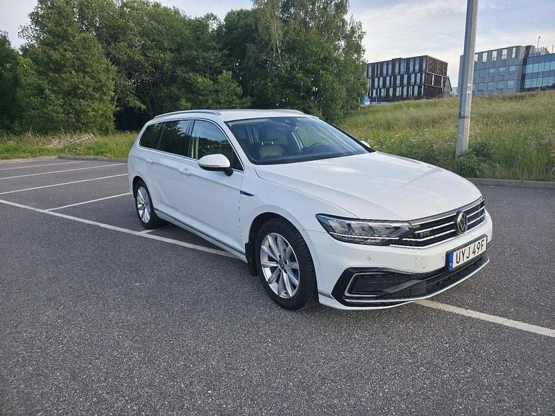 Vit Begagnad 2022 VW Passat Kombi | 269 000 kr (Marknadspris) - Bild 1/4