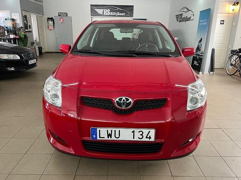 Begagnad Toyota Auris 124 HK (91 kW) 2008 Röd Halvkombi