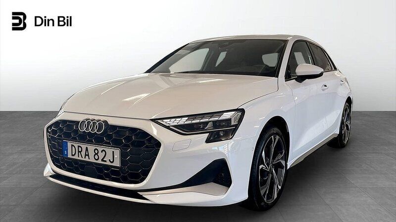 Vit Ny 2025 Audi A3 Sportback Advanced Plus Halvkombi | 399 900 kr (Lite dyr) - Bild 1/4