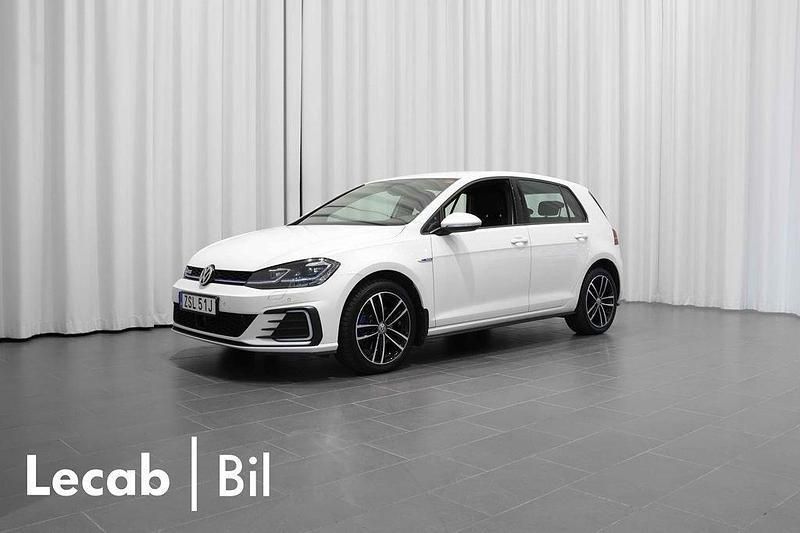 Vit (pure white) Begagnad 2020 VW Golf VIII GTE Kombi | 209 500 kr (Bra pris) - Bild 1/4