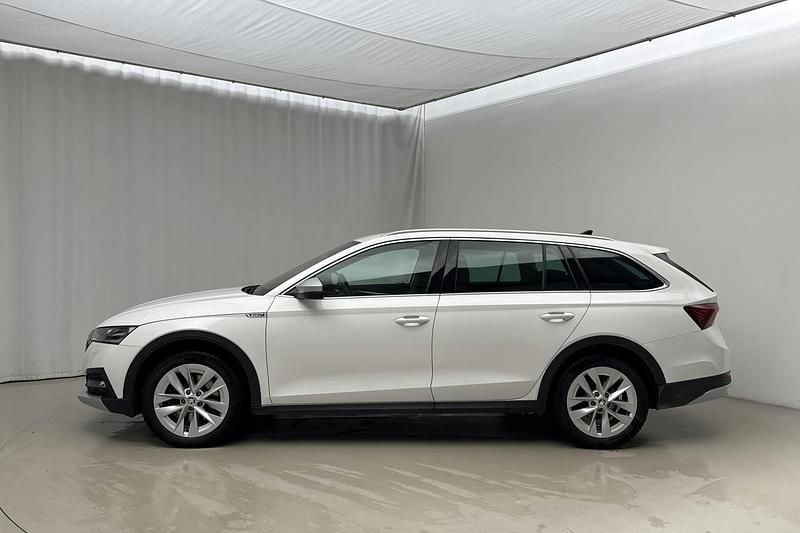 Begagnad Skoda Octavia Scout 200 HK (147 kW) 2022 Vit Kombi