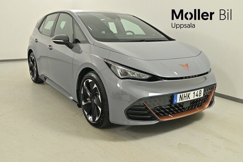 Ljusgrå (vapor grey) Begagnad 2024 Cupra Born e-Boost Halvkombi | 329 900 kr (Marknadspris) - Bild 1/4