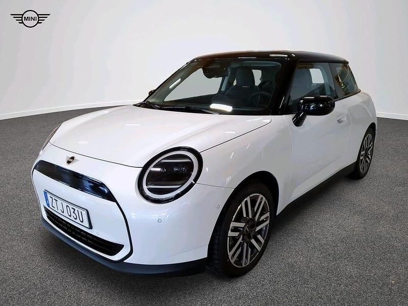 Vit Begagnad 2024 Mini Cooper Halvkombi | 339 900 kr (Marknadspris) - Bild 1/4