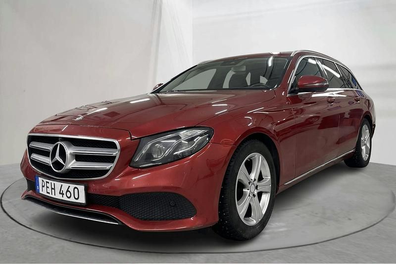 Röd Begagnad 2017 Mercedes E220 Kombi | 216 000 kr (Marknadspris) - Bild 1/4