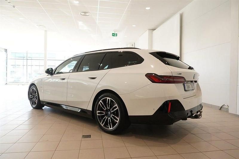 Begagnad BMW 530 M Sport 190 HK (139 kW) 2025 Mineralvit metallic Kombi