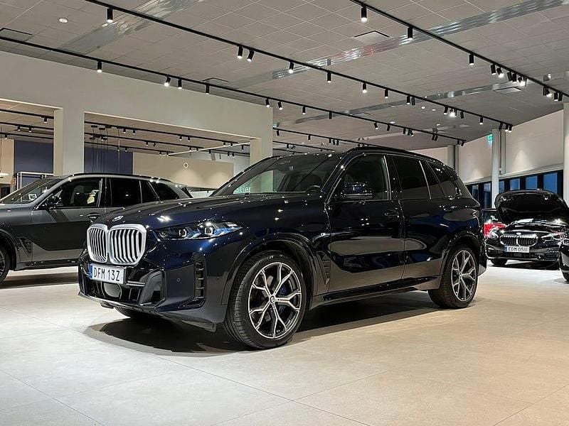 Svart Begagnad 2024 BMW X5 M Sport SUV | 859 000 kr (Marknadspris) - Bild 1/4