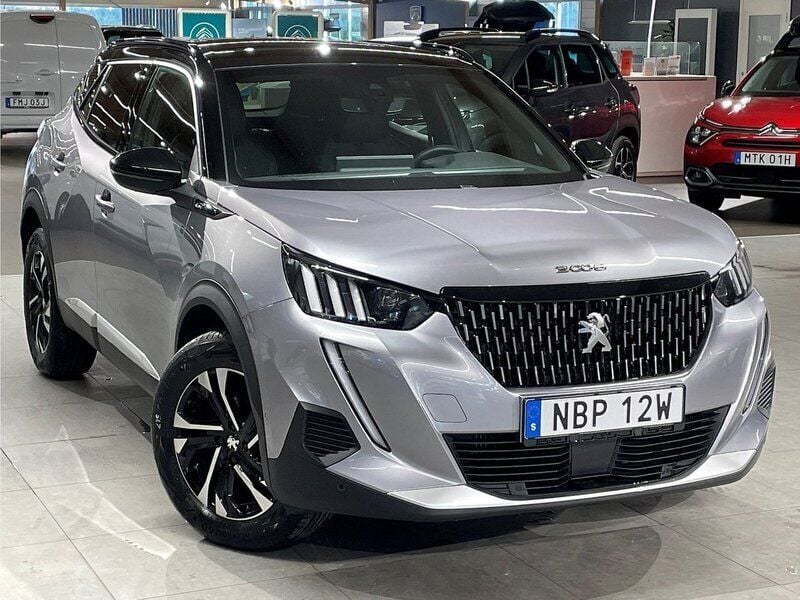 Grå Begagnad 2023 Peugeot 2008 GTi SUV | 249 900 kr (Marknadspris) - Bild 1/4